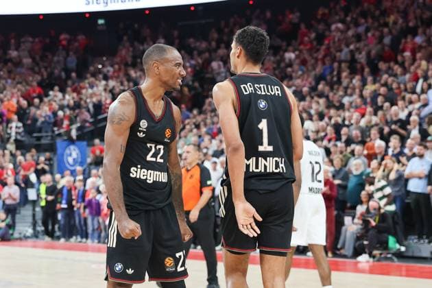 Isiaha Mike (FC Bayern Basketball, 22) bejubelt einen Treffer, mit Oscar da Silva (FC Bayern Basketball, 01), GER, FC Bayern Basketball vs. Real Madrid, Basketball, Euroleague, 7. Spieltag, Saison 2025 2026, 28.10.2025, GER, FC Bayern Basketball vs. Real Madrid, Basketball, Euroleague, 7. Spieltag, Saison 2025 2026, 28.10.2025 Muenchen Copyright: xEibner-Pressefoto JennixMaulx EP_JML