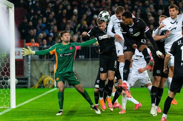 Tor zum 1:1 Grischa Proemel (TSG 1899 Hoffenheim, 06) Kopfball vorbei an Torwart Ben Voll (FC St. Pauli, 01), GER, FC St. Pauli vs. TSG 1899 Hoffenheim, Fußball, DFB Pokal, 2. Runde, Saison 2025 2026, 28.10.2025 DFL REGULATIONS PROHIBIT ANY USE OF PHOTOGRAPHS AS IMAGE SEQUENCES AND OR QUASI-VIDEO GER, FC St. Pauli vs. TSG 1899 Hoffenheim, Fußball, DFB Pokal, 2. Runde, Saison 2025 2026, 28.10.2025 Hamburg Copyright: xEibner-Pressefoto MaxxVincenx EP_MVN