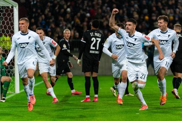 Tor zum 1:1 Grischa Proemel (TSG 1899 Hoffenheim, 06), jubelt Jubel mit Albian Hajdari (TSG 1899 Hoffenheim, 21), GER, FC St. Pauli vs. TSG 1899 Hoffenheim, Fußball, DFB Pokal, 2. Runde, Saison 2025 2026, 28.10.2025 DFL REGULATIONS PROHIBIT ANY USE OF PHOTOGRAPHS AS IMAGE SEQUENCES AND OR QUASI-VIDEO GER, FC St. Pauli vs. TSG 1899 Hoffenheim, Fußball, DFB Pokal, 2. Runde, Saison 2025 2026, 28.10.2025 Hamburg Copyright: xEibner-Pressefoto MaxxVincenx EP_MVN