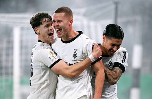 Fussball, DFB Pokal, Deutschland, Herren, Saison 2025 2026, 2. Runde, Borussia Park Mönchengladbach, Bor. Mönchengladbach - Karlsruher SC; Jubel Nico Elvedi (BMG) nach seinem Tor zum 0:2, zusammen mit Kevin Diks (BMG) und Philipp Sander (BMG). Jubel, Freude, Aktion.