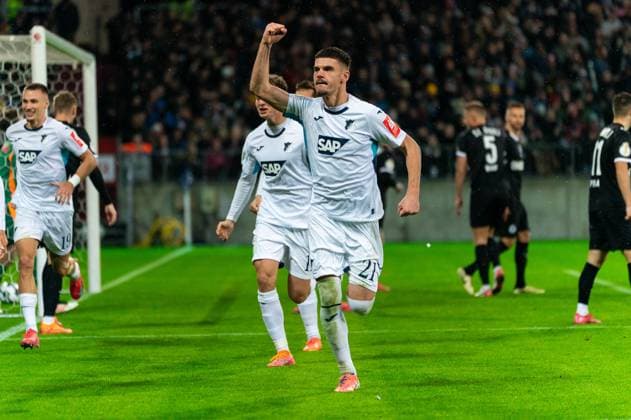 Tor zum 1:1 Grischa Proemel (TSG 1899 Hoffenheim, 06), Albian Hajdari (TSG 1899 Hoffenheim, 21) jubelt Jubel, GER, FC St. Pauli vs. TSG 1899 Hoffenheim, Fußball, DFB Pokal, 2. Runde, Saison 2025 2026, 28.10.2025 DFL REGULATIONS PROHIBIT ANY USE OF PHOTOGRAPHS AS IMAGE SEQUENCES AND OR QUASI-VIDEO GER, FC St. Pauli vs. TSG 1899 Hoffenheim, Fußball, DFB Pokal, 2. Runde, Saison 2025 2026, 28.10.2025 Hamburg Copyright: xEibner-Pressefoto MaxxVincenx EP_MVN