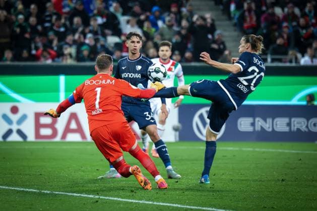 Noah Loosli 20 (VfL Bochum) klaert einen Ball, vor Timo Horn 1 (VfL Bochum) und Cajetan Lenz 34 (VfL Bochum), FC Augsburg vs. VfL Bochum 1848, Fussball, Maenner, DFL, DFB-Pokal, Saison 2025 2026, WWK Arena, Zweite Runde, 28.10.2025 Augsburg Bayern Deutschland