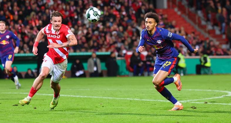 Cottbus - RB Leipzig DFB Pokal Cottbus, 28.10.2025, Stadion der Freundschaft, DFB Pokal, Runde 2 , FC Energie Cottbus vs. RB Leipzig , Im Bild von links; Henry Rorig ( 3 , Cottbus), Tidiam Gomis (27, RB Leipzig). ,