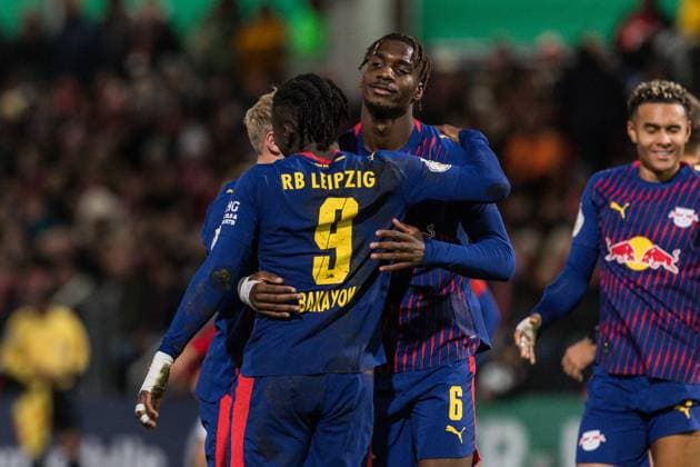GER, DFB-Pokal, 2. Runde, FC Energie Cottbus - RB Leipzig 28.10.2025, LEAG Energie Stadion, Cottbus, GER, DFB-Pokal, 2. Runde, FC Energie Cottbus - RB Leipzig Johan Bakayoko (RB Leipzig 9), Ezechiel Banzuzi (RB Leipzig 6) jubeln Â
