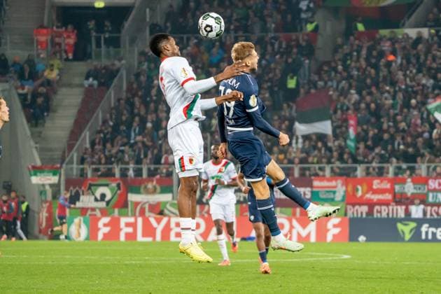Kofballduell zwischen Samuel Essende (FC Augsburg, 09) und Robin Fellhauer (VfL Bochum, 19), GER, FC Augsburg vs. VfL Bochum, Fussball, DFB Pokal, 2. Runde, Spielzeit 2025 2026, 28.10.2025, DFL REGULATIONS PROHIBIT ANY USE OF PHOTOGRAPHS AS IMAGE SEQUENCES AND OR QUASI-VIDEO, GER, FC Augsburg vs. VfL Bochum, Fussball, DFB Pokal, 2. Runde, Spielzeit 2025 2026, 28.10.2025, Augsburg Copyright: xEibner-Pressefoto EdwardxCheungx EP_ECG