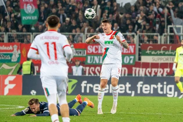 Zweikampf zwischen CÃ dric Zesiger (FC Augsburg, 16) und Felix Passlack (VfL Bochum, 15), GER, FC Augsburg vs. VfL Bochum, Fussball, DFB Pokal, 2. Runde, Spielzeit 2025 2026, 28.10.2025, DFL REGULATIONS PROHIBIT ANY USE OF PHOTOGRAPHS AS IMAGE SEQUENCES AND OR QUASI-VIDEO, GER, FC Augsburg vs. VfL Bochum, Fussball, DFB Pokal, 2. Runde, Spielzeit 2025 2026, 28.10.2025, Augsburg Copyright: xEibner-Pressefoto EdwardxCheungx EP_ECG