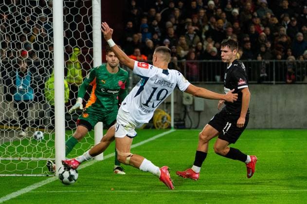 Torschuss Torchance Tim Lemperle (TSG 1899 Hoffenheim, 19), GER, FC St. Pauli vs. TSG 1899 Hoffenheim, Fußball, DFB Pokal, 2. Runde, Saison 2025 2026, 28.10.2025 DFL REGULATIONS PROHIBIT ANY USE OF PHOTOGRAPHS AS IMAGE SEQUENCES AND OR QUASI-VIDEO GER, FC St. Pauli vs. TSG 1899 Hoffenheim, Fußball, DFB Pokal, 2. Runde, Saison 2025 2026, 28.10.2025 Hamburg Copyright: xEibner-Pressefoto MaxxVincenx EP_MVN