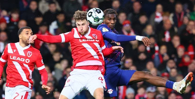 Cottbus - RB Leipzig DFB Pokal Cottbus, 28.10.2025, Stadion der Freundschaft, DFB Pokal, Runde 2 , FC Energie Cottbus vs. RB Leipzig , Im Bild von links; Tim Campulka ( 4 , Cottbus), Ezechiel Banzuzi (6, RB Leipzig). ,
