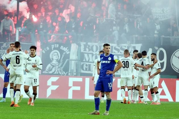 28.10.2025, xrekx, Fussball DFB Pokal 2.Runde, Borussia Moenchengladbach - Karlsruher SC v.l. Torjubel nach dem Tor zum celebrating the goal celebrate 3:1 durch Haris Tabakovic (Borussia Moenchengladbach) Marvin Wanitzek (Karlsruher SC) enttaeuscht, enttäuscht, schaut enttaeuscht, traurig, frustriert, niedergeschlagen, disappointed, sad, frustrated (DFL DFB REGULATIONS PROHIBIT ANY USE OF PHOTOGRAPHS as IMAGE SEQUENCES and or QUASI-VIDEO) Moenchengladbach