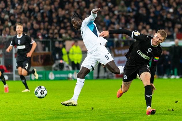 Ihlas Bebou (TSG 1899 Hoffenheim, 09) im Zweikampf, Kampf um den Ball mit Eric Smith (FC St. Pauli, 08), GER, FC St. Pauli vs. TSG 1899 Hoffenheim, Fußball, DFB Pokal, 2. Runde, Saison 2025 2026, 28.10.2025 DFL REGULATIONS PROHIBIT ANY USE OF PHOTOGRAPHS AS IMAGE SEQUENCES AND OR QUASI-VIDEO GER, FC St. Pauli vs. TSG 1899 Hoffenheim, Fußball, DFB Pokal, 2. Runde, Saison 2025 2026, 28.10.2025 Hamburg Copyright: xEibner-Pressefoto MaxxVincenx EP_MVN