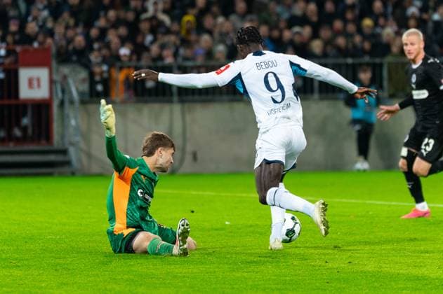 Abdoulie Ceesay (FC St. Pauli, 09) Torschuss Torchance, Parade von Torwart Ben Voll (FC St. Pauli, 01), GER, FC St. Pauli vs. TSG 1899 Hoffenheim, Fußball, DFB Pokal, 2. Runde, Saison 2025 2026, 28.10.2025 DFL REGULATIONS PROHIBIT ANY USE OF PHOTOGRAPHS AS IMAGE SEQUENCES AND OR QUASI-VIDEO GER, FC St. Pauli vs. TSG 1899 Hoffenheim, Fußball, DFB Pokal, 2. Runde, Saison 2025 2026, 28.10.2025 Hamburg Copyright: xEibner-Pressefoto MaxxVincenx EP_MVN