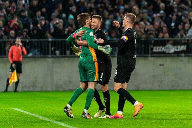 Torwart Ben Voll (FC St. Pauli, 01) jubelt Jubel nach Parade mit Karol Mets (FC St. Pauli, 03) und Eric Smith (FC St. Pauli, 08), GER, FC St. Pauli vs. TSG 1899 Hoffenheim, Fußball, DFB Pokal, 2. Runde, Saison 2025 2026, 28.10.2025 DFL REGULATIONS PROHIBIT ANY USE OF PHOTOGRAPHS AS IMAGE SEQUENCES AND OR QUASI-VIDEO GER, FC St. Pauli vs. TSG 1899 Hoffenheim, Fußball, DFB Pokal, 2. Runde, Saison 2025 2026, 28.10.2025 Hamburg Copyright: xEibner-Pressefoto MaxxVincenx EP_MVN