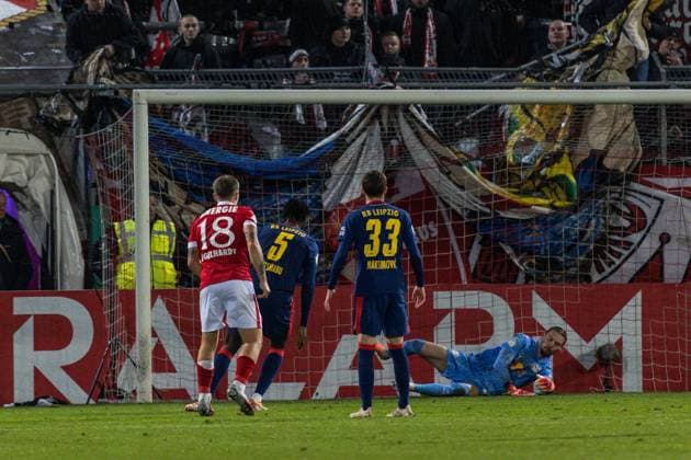 GER, DFB-Pokal, 2. Runde, FC Energie Cottbus - RB Leipzig 28.10.2025, LEAG Energie Stadion, Cottbus, GER, DFB-Pokal, 2. Runde, FC Energie Cottbus - RB Leipzig Erik Engelhardt (FC Energie Cottbus 18) mit dem Treffer zum 1:4 für FC Energie Cottbus, Maarten Vandevoordt (RB Leipzig 26) rutscht der Ball durch Â