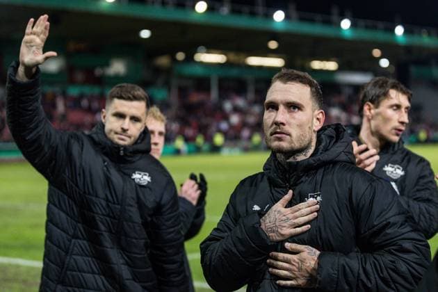 GER, DFB-Pokal, 2. Runde, FC Energie Cottbus - RB Leipzig 28.10.2025, LEAG Energie Stadion, Cottbus, GER, DFB-Pokal, 2. Runde, FC Energie Cottbus - RB Leipzig Christoph Baumgartner (RB Leipzig 14), David Raum (RB Leipzig 22) bedanken sich bei den Fans Â