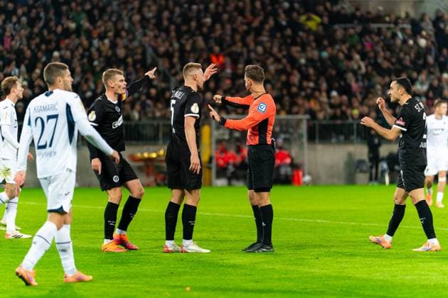 Daniel Schlager (Schiedsrichter) entscheidet auf Handelfmeter fuer Hoffenheim, Eric Smith (FC St. Pauli, 08) und James Sands (FC St. Pauli, 06) diskutieren, GER, FC St. Pauli vs. TSG 1899 Hoffenheim, Fußball, DFB Pokal, 2. Runde, Saison 2025 2026, 28.10.2025 DFL REGULATIONS PROHIBIT ANY USE OF PHOTOGRAPHS AS IMAGE SEQUENCES AND OR QUASI-VIDEO GER, FC St. Pauli vs. TSG 1899 Hoffenheim, Fußball, DFB Pokal, 2. Runde, Saison 2025 2026, 28.10.2025 Hamburg Copyright: xEibner-Pressefoto MaxxVincenx EP_MVN