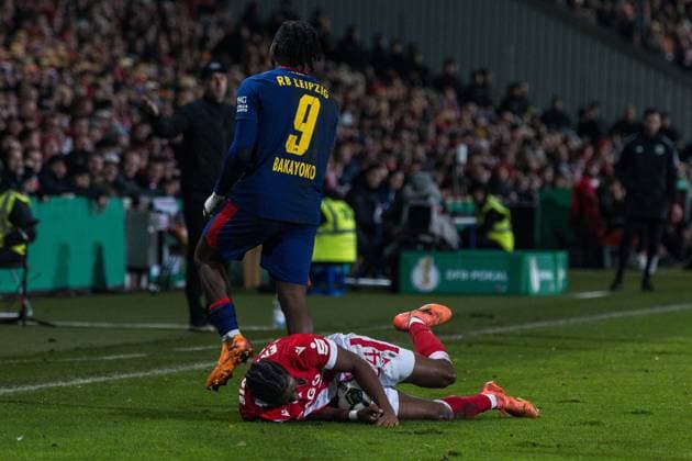 GER, DFB-Pokal, 2. Runde, FC Energie Cottbus - RB Leipzig 28.10.2025, LEAG Energie Stadion, Cottbus, GER, DFB-Pokal, 2. Runde, FC Energie Cottbus - RB Leipzig Johan Bakayoko (RB Leipzig 9), Anderson Lucoqui (FC Energie Cottbus 24) Â