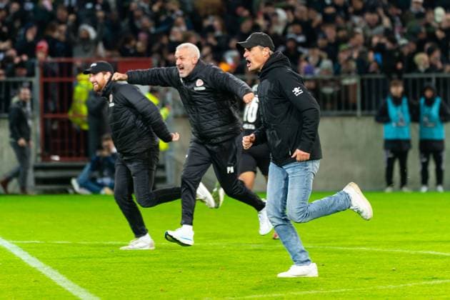Alexander Blessin (FC St. Pauli, Trainer) jubelt Jubel nach Sieg Spielende, Sprint zur Mannschaft, Peter Nemeth (FC St. Pauli, Co-Trainer), GER, FC St. Pauli vs. TSG 1899 Hoffenheim, Fußball, DFB Pokal, 2. Runde, Saison 2025 2026, 28.10.2025 DFL REGULATIONS PROHIBIT ANY USE OF PHOTOGRAPHS AS IMAGE SEQUENCES AND OR QUASI-VIDEO GER, FC St. Pauli vs. TSG 1899 Hoffenheim, Fußball, DFB Pokal, 2. Runde, Saison 2025 2026, 28.10.2025 Hamburg Copyright: xEibner-Pressefoto MaxxVincenx EP_MVN