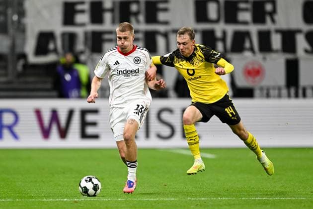 Rasmus Kristensen (Eintracht Frankfurt, 13) im Zweikampf mit Maximilian Beier (Dortmund, 14), GER, Eintracht Frankfurt vs Borussia Dortmund Fussball DFB Pokal, 2. Runde, Saison 2025 2026, 28.10.2025. DFB regulations prohibit any use of photographs as image sequences and or quasi-video GER, Eintracht Frankfurt vs Borussia Dortmund Fussball DFB Pokal, 2. Runde, Saison 2025 2026, 28.10.2025. Frankfurt am Main Copyright: xEibner-Pressefoto FlorianxWiegandx EP_FWD
