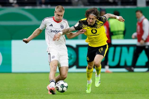 v.l. Rasmus Kristensen (Eintracht Frankfurt, 13) und Fabio Silva (Borussia Dortmund, 21), 28.10.2025, Fussball, DFB-Pokal, Eintracht Frankfurt - Borussia Dortmund, GER, Frankfurt am Main, Deutsche Bank Park, DFB REGULATIONS PROHIBIT ANY USE OF PHOTOGRAPHS AS IMAGE SEQUENCES AND OR QUASI-VIDEO. Copyright: HMBxMedia xHeikoxBecker