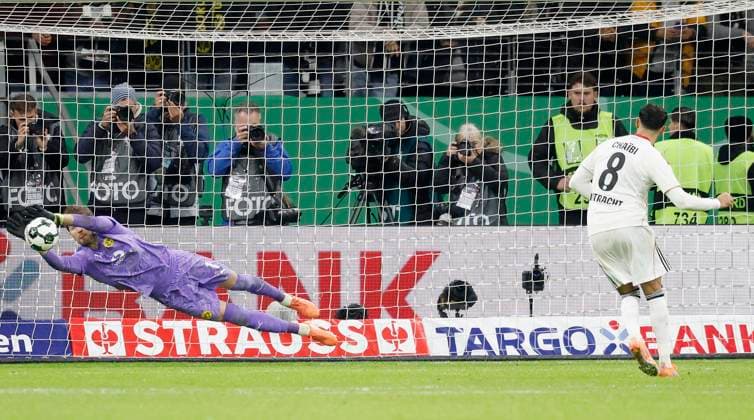 v.l. Torwart Gregor Kobel (Borussia Dortmund, 1) pariert den entscheidende Elfmeter im Elfmeterschiessen gege Fares Chaibi (Eintracht Frankfurt, 8), 28.10.2025, Fussball, DFB-Pokal, Eintracht Frankfurt - Borussia Dortmund, GER, Frankfurt am Main, Deutsche Bank Park, DFB REGULATIONS PROHIBIT ANY USE OF PHOTOGRAPHS AS IMAGE SEQUENCES AND OR QUASI-VIDEO. Copyright: HMBxMedia xHeikoxBecker