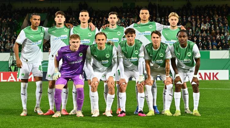 29.10.2025 - Fussball - Saison 2025 2026 - DFB Pokal Vereinspokal - 02. Runde: SpVgg Greuther Fürth ( Kleeblatt ) - 1. FC Kaiserslautern FCK ( Rote Teufel ) - Sportfoto Zink - xwoxzix - regulations prohibit any use of photographs as image sequences and or quasi-video - Mannschaft Team Fürth vor Spielbeginn - von links : David Abrangao (40, SpVgg Greuther Fürth ) Reno Münz Muenz (5, SpVgg Greuther Fürth ) Silas Prüfrock (43, SpVgg Greuther Fürth ) Philipp Ziereis (4, SpVgg Greuther Fürth ) Mathias Flaga Olesen (8, SpVgg Greuther Fürth ) Branimir Hrgota (10, SpVgg Greuther Fürth ) Lukas Reich (2, SpVgg Greuther Fürth ) Maximilian Solomon Dietz (33, SpVgg Greuther Fürth ) Felix Klaus (30, SpVgg Greuther Fürth ) Marco John (24, SpVgg Greuther Fürth ) Noel Futkeu (9, SpVgg Greuther Fürth )
