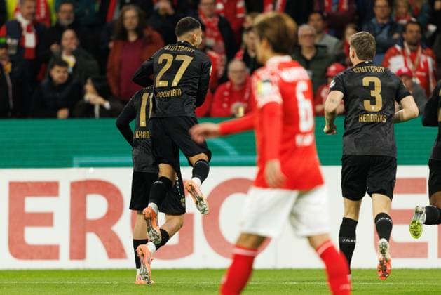 Badredine Bouanani (VFB Stuttgart) und Bilal El Khannouss (VFB Stuttgart) bejubelt den Treffer zum 0:1 durch Luca Jaquez (VFB Stuttgart), FSV Mainz 05 vs VFB Stuttgart, Fussball, DFB Pokal, 2. Runde, Saison 2025 2026, 29.10.2025 DFB regulations prohibit any use of photographs as image sequences and or quasi-video. FSV Mainz 05 vs VFB Stuttgart, Fussball, DFB Pokal, 2. Runde, Saison 2025 2026, 29.10.2025 Copyright: xEibner-Pressefoto AlexanderxNeisx EP_ANS
