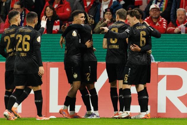 Luca Jaquez (VFB Stuttgart) bejubelt den Treffer zum 0:1 mit Badredine Bouanani (VFB Stuttgart), Deniz Undav (VFB Stuttgart), Bilal El Khannouss (VFB Stuttgart), Lorenz Assignon (VFB Stuttgart), Tiago Tomas (VFB Stuttgart) und Angelo Stiller (VFB Stuttgart), FSV Mainz 05 vs VFB Stuttgart, Fussball, DFB Pokal, 2. Runde, Saison 2025 2026, 29.10.2025 DFB regulations prohibit any use of photographs as image sequences and or quasi-video. FSV Mainz 05 vs VFB Stuttgart, Fussball, DFB Pokal, 2. Runde, Saison 2025 2026, 29.10.2025 Copyright: xEibner-Pressefoto AlexanderxNeisx EP_ANS