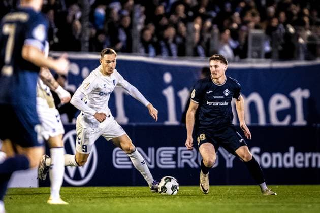 Fussball, Saison 2025 2026, DFB-Pokal, Vöhlinstadion Illertissen, 2. Runde, FV Illertissen - 1. FC Magdeburg, 29.10.2025 29.10.2025, Fussball, Saison 2025 2026, DFB-Pokal, Vöhlinstadion Illertissen, 2. Runde, FV Illertissen - 1. FC Magdeburg, v.l. 9 Maximilian Breunig (1. FC Magdeburg), 38 Maximilian Neuberger (FV Illertissen) Foto: Lucca Fundel Illertissen Vöhlinstadion Bayern Deutschland