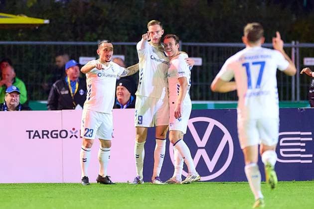 Freude, Jubel ueber den Treffer zum 0:1 durch Maximilian Breunig (1. FC Magdeburg, 09), links Baris Atik (1. FC Magdeburg, 23), rechts Connor Krempicki (1. FC Magdeburg, 13) GER, FV Illertissen 1921 e.V. vs 1. FC Magdeburg, Fussball, Herren DFB Pokal, 2. Runde, Saison 2025 2026, 29.10.2025 GER, FV Illertissen 1921 e.V. vs 1. FC Magdeburg, Fussball, Herren DFB Pokal, 2. Runde, Saison 2025 2026, 29.10.2025 Illertissen Copyright: xEibner-Pressefoto GeraldxOelze-dexStoppanyx EP_ODS