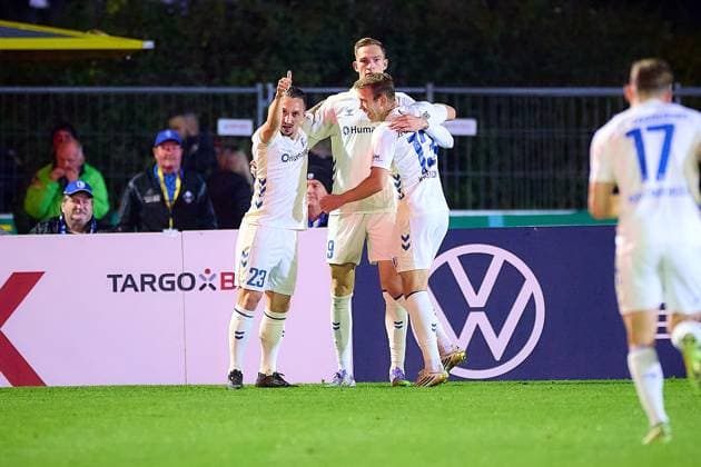 Freude, Jubel ueber den Treffer zum 0:1 durch Maximilian Breunig (1. FC Magdeburg, 09), links Baris Atik (1. FC Magdeburg, 23), rechts Connor Krempicki (1. FC Magdeburg, 13) GER, FV Illertissen 1921 e.V. vs 1. FC Magdeburg, Fussball, Herren DFB Pokal, 2. Runde, Saison 2025 2026, 29.10.2025 GER, FV Illertissen 1921 e.V. vs 1. FC Magdeburg, Fussball, Herren DFB Pokal, 2. Runde, Saison 2025 2026, 29.10.2025 Illertissen Copyright: xEibner-Pressefoto GeraldxOelze-dexStoppanyx EP_ODS