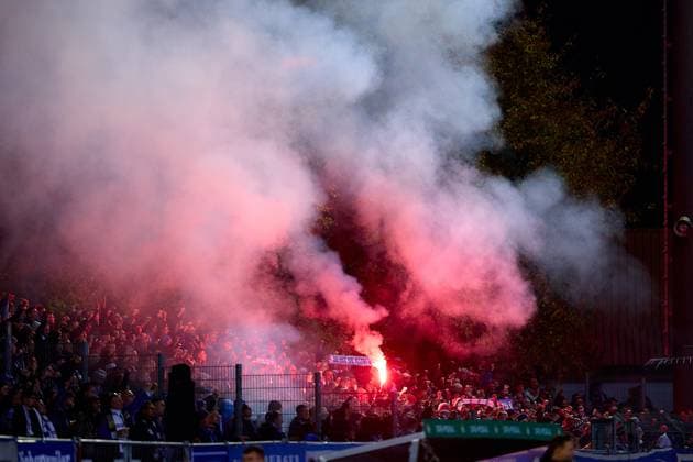 Pyrotechnik, Bengalo, Feuerwerk, Fans, Ultras, Fankurve, Rauch der mitgereisten Fans des 1. FC Magdeburg GER, FV Illertissen 1921 e.V. vs 1. FC Magdeburg, Fussball, Herren DFB Pokal, 2. Runde, Saison 2025 2026, 29.10.2025 GER, FV Illertissen 1921 e.V. vs 1. FC Magdeburg, Fussball, Herren DFB Pokal, 2. Runde, Saison 2025 2026, 29.10.2025 Illertissen Copyright: xEibner-Pressefoto GeraldxOelze-dexStoppanyx EP_ODS