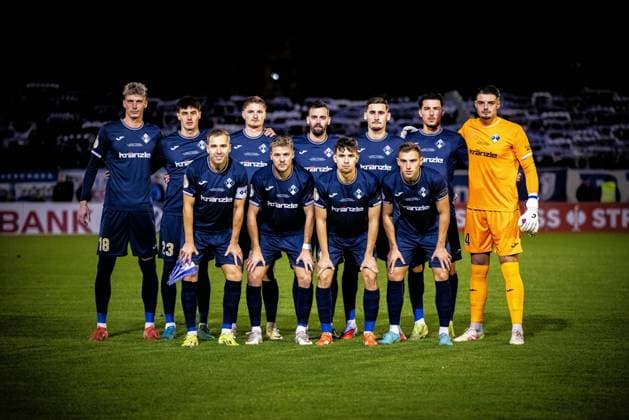 Fussball, Saison 2025 2026, DFB-Pokal, Vöhlinstadion Illertissen, 2. Runde, FV Illertissen - 1. FC Magdeburg, 29.10.2025 29.10.2025, Fussball, Saison 2025 2026, DFB-Pokal, Vöhlinstadion Illertissen, 2. Runde, FV Illertissen - 1. FC Magdeburg, Team Mannschaft FV Illertissen Mannschaftsfoto vor Anpfiff Foto: Lucca Fundel Illertissen Vöhlinstadion Bayern Deutschland
