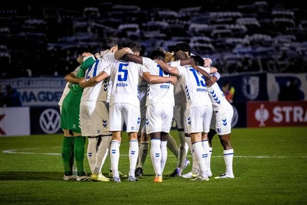 Fussball, Saison 2025 2026, DFB-Pokal, Vöhlinstadion Illertissen, 2. Runde, FV Illertissen - 1. FC Magdeburg, 29.10.2025 29.10.2025, Fussball, Saison 2025 2026, DFB-Pokal, Vöhlinstadion Illertissen, 2. Runde, FV Illertissen - 1. FC Magdeburg, Teamkreis Team Mannschaftskreis Mannschaft FC Magdeburg Foto: Lucca Fundel Illertissen Vöhlinstadion Bayern Deutschland
