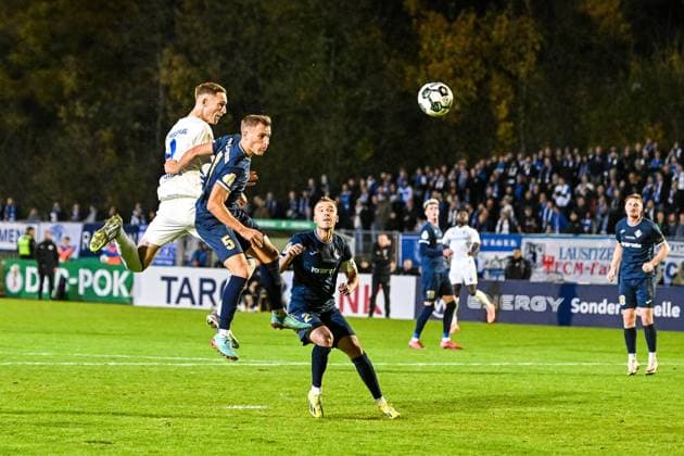 GER, DFB Pokal, FV Illertissen vs 1. FC Magdeburg 29.10.2025, Voehlinstadion, Illertissen, GER, DFB Pokal, FV Illertissen vs 1. FC Magdeburg, im Bild Torchance per Kopf durch Maximilian Breunig (Magdeburg, 9), Alexander Kopf (Illertissen, 5), Max Zeller (Illertissen, 2)