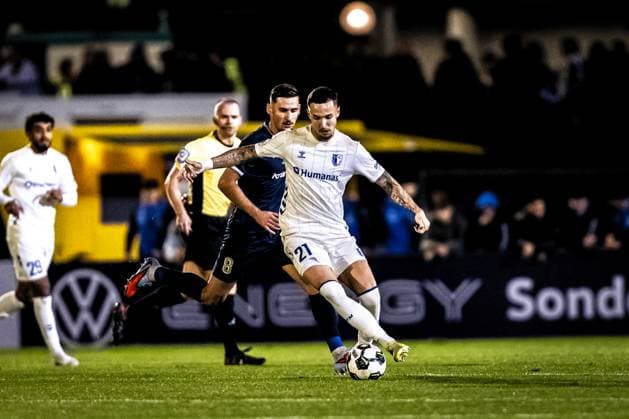 Fussball, Saison 2025 2026, DFB-Pokal, Vöhlinstadion Illertissen, 2. Runde, FV Illertissen - 1. FC Magdeburg, 29.10.2025 29.10.2025, Fussball, Saison 2025 2026, DFB-Pokal, Vöhlinstadion Illertissen, 2. Runde, FV Illertissen - 1. FC Magdeburg, v.l. 8 Milos Cocic (FV Illertissen), 21 Falko Michel (1. FC Magdeburg) Foto: Lucca Fundel Illertissen Vöhlinstadion Bayern Deutschland