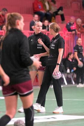 Klara Schlegel (TusSies Metzingen, 14) und Miriam Hirsch (TusSies Metzingen, Trainerin) vor dem Spiel TusSies Metzingen vs. HSG Bensheim Auerbach, Handball, Alsco HBF, 5.Ligaspieltag, Saison 2025 2026, 29.10.2025 TusSies Metzingen vs. HSG Bensheim Auerbach, Handball, Alsco HBF, 5.Ligaspieltag, Saison 2025 2026, 29.10.2025 Tuebingen Copyright: xEibner-Pressefoto TobiasxBaurx EP_TBR