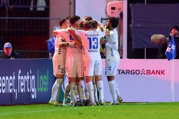 Freude beim Team des 1. FC Magdeburg ueber den Treffer zum 0:2 durch Marcus Mathisen (1. FC Magdeburg, 16) GER, FV Illertissen 1921 e.V. vs 1. FC Magdeburg, Fussball, Herren DFB Pokal, 2. Runde, Saison 2025 2026, 29.10.2025 GER, FV Illertissen 1921 e.V. vs 1. FC Magdeburg, Fussball, Herren DFB Pokal, 2. Runde, Saison 2025 2026, 29.10.2025 Illertissen Copyright: xEibner-Pressefoto GeraldxOelze-dexStoppanyx EP_ODS