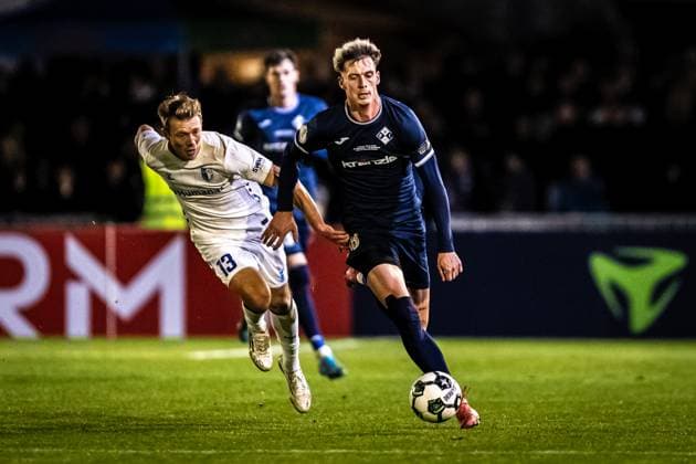 Fussball, Saison 2025 2026, DFB-Pokal, Vöhlinstadion Illertissen, 2. Runde, FV Illertissen - 1. FC Magdeburg, 29.10.2025 29.10.2025, Fussball, Saison 2025 2026, DFB-Pokal, Vöhlinstadion Illertissen, 2. Runde, FV Illertissen - 1. FC Magdeburg, v.l. 13 Connor Krempicki (1. FC Magdeburg), 18 Luis Pfaumann (FV Illertissen) Foto: Lucca Fundel Illertissen Vöhlinstadion Bayern Deutschland