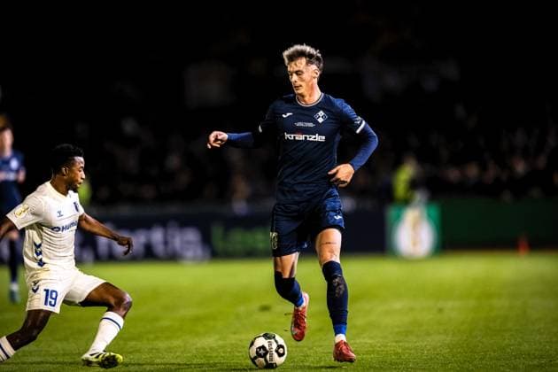Fussball, Saison 2025 2026, DFB-Pokal, Vöhlinstadion Illertissen, 2. Runde, FV Illertissen - 1. FC Magdeburg, 29.10.2025 29.10.2025, Fussball, Saison 2025 2026, DFB-Pokal, Vöhlinstadion Illertissen, 2. Runde, FV Illertissen - 1. FC Magdeburg, v.l. 19 Lubambo Musonda (1. FC Magdeburg), 18 Luis Pfaumann (FV Illertissen) Foto: Lucca Fundel Illertissen Vöhlinstadion Bayern Deutschland