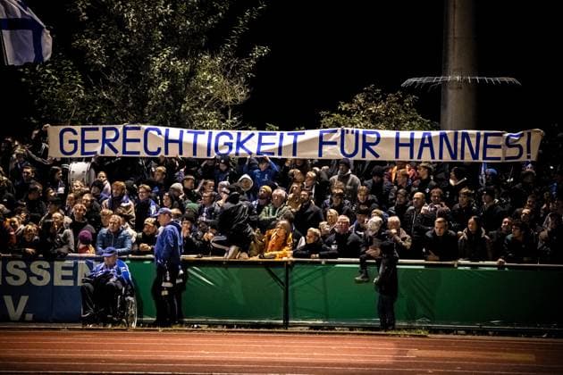 Fussball, Saison 2025 2026, DFB-Pokal, Vöhlinstadion Illertissen, 2. Runde, FV Illertissen - 1. FC Magdeburg, 29.10.2025 29.10.2025, Fussball, Saison 2025 2026, DFB-Pokal, Vöhlinstadion Illertissen, 2. Runde, FV Illertissen - 1. FC Magdeburg, Fans Fankurve Heimkurve FV Illertissen mit einem Spruchband Gerechtigkeit für Hannes Foto: Lucca Fundel Illertissen Vöhlinstadion Bayern Deutschland