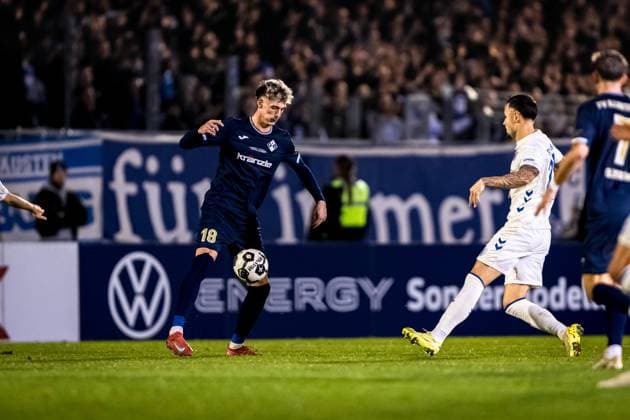 Fussball, Saison 2025 2026, DFB-Pokal, Vöhlinstadion Illertissen, 2. Runde, FV Illertissen - 1. FC Magdeburg, 29.10.2025 29.10.2025, Fussball, Saison 2025 2026, DFB-Pokal, Vöhlinstadion Illertissen, 2. Runde, FV Illertissen - 1. FC Magdeburg, 18 Luis Pfaumann (FV Illertissen) Foto: Lucca Fundel Illertissen Vöhlinstadion Bayern Deutschland