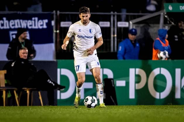 Fussball, Saison 2025 2026, DFB-Pokal, Vöhlinstadion Illertissen, 2. Runde, FV Illertissen - 1. FC Magdeburg, 29.10.2025 29.10.2025, Fussball, Saison 2025 2026, DFB-Pokal, Vöhlinstadion Illertissen, 2. Runde, FV Illertissen - 1. FC Magdeburg, Freisteller Einzelbild Ex-Illertissen-Spieler 17 Alexander Nollenberger (1. FC Magdeburg) Foto: Lucca Fundel Illertissen Vöhlinstadion Bayern Deutschland