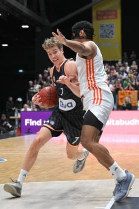 Mohamed Diakite (ratiopharm ulm) li. und Kevin Yebo (NINERS Chemnitz) re. GER, NINERS Chemnitz vs. ratiopharm ulm, Basketball, BKT EuroCup, 5. Spieltag, Saison 2025 2026, 29.10.2025 GER, NINERS Chemnitz vs. ratiopharm ulm, Basketball, BKT EuroCup, 5. Spieltag, Saison 2025 2026, 29.10.2025 Chemnitz Copyright: xEibner-Pressefoto BertxHarzerx EP_BHR
