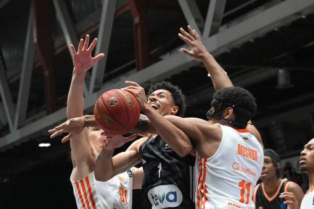 Len Schoormann (ratiopharm ulm) Mitte, Yordan Minchev (NINERS Chemnitz) li. und Kostja Mushidi (NINERS Chemnitz) re. GER, NINERS Chemnitz vs. ratiopharm ulm, Basketball, BKT EuroCup, 5. Spieltag, Saison 2025 2026, 29.10.2025 GER, NINERS Chemnitz vs. ratiopharm ulm, Basketball, BKT EuroCup, 5. Spieltag, Saison 2025 2026, 29.10.2025 Chemnitz Copyright: xEibner-Pressefoto BertxHarzerx EP_BHR