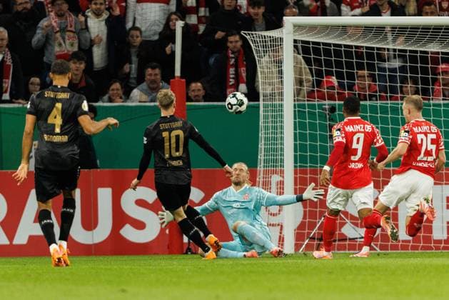 Chris Fuehrich (VFB Stuttgart) vergibt frei vor Robin Zentner (FSV Mainz 05), FSV Mainz 05 vs VFB Stuttgart, Fussball, DFB Pokal, 2. Runde, Saison 2025 2026, 29.10.2025 DFB regulations prohibit any use of photographs as image sequences and or quasi-video. FSV Mainz 05 vs VFB Stuttgart, Fussball, DFB Pokal, 2. Runde, Saison 2025 2026, 29.10.2025 Copyright: xEibner-Pressefoto AlexanderxNeisx EP_ANS