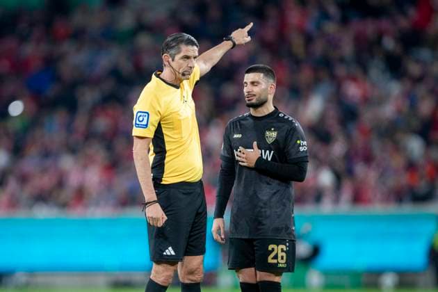 GER, Mainz, Fußball, DFB-Pokal, 2. Hauptrunde, FSV Mainz 05 vs. VFB Stuttgart im Bild v.l.: Deniz Aytekin (Schiedsrichter),mit Fingerzeig, Deniz Undav (VFB Stuttgart 26), spricht mit ihm 29.10.2025, MEWA-Arena Mainz DFB REGULATIONS PROHIBIT ANY USE OF PHOTOGRAPHS AS IMAGE SEQUENCES AND OR QUASI-VIDEO, Copyright: HMBxMedia PaulxFritz