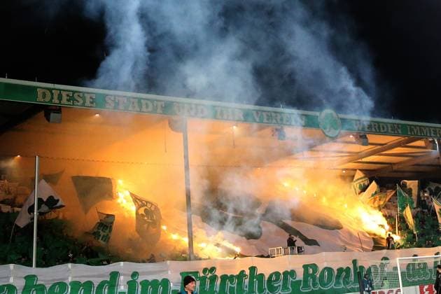 29.10.2025, xmohx, Fussball DFB Pokal 2.Runde, SpVgg Greuther Fuerth - 1-FC Kaiserslautern v.l. Fans, Schals, Stimmung, Trikots, Ultras, Zuschauer, Besucher, Choreografie Choreographie zuenden Pyrotechnik, Benglos, Rauch, Nebel, Feuerwerk (DFL DFB REGULATIONS PROHIBIT ANY USE OF PHOTOGRAPHS as IMAGE SEQUENCES and or QUASI-VIDEO) Fuerth