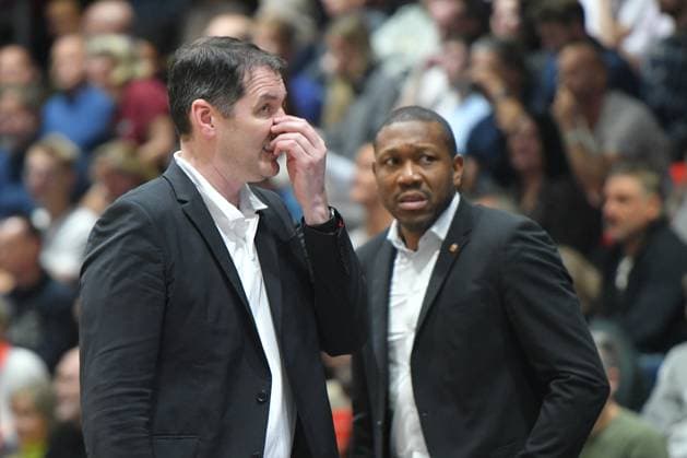 Ty Harrelson (Trainer, Head Coach, ratiopharm ulm) li., frustriert, Tyron McCoy (Assistenztrainer, Assistant Coach, ratiopharm ulm) re. GER, NINERS Chemnitz vs. ratiopharm ulm, Basketball, BKT EuroCup, 5. Spieltag, Saison 2025 2026, 29.10.2025 GER, NINERS Chemnitz vs. ratiopharm ulm, Basketball, BKT EuroCup, 5. Spieltag, Saison 2025 2026, 29.10.2025 Chemnitz Copyright: xEibner-Pressefoto BertxHarzerx EP_BHR