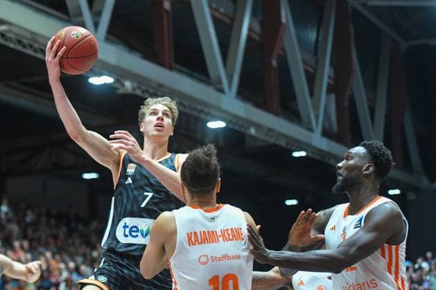 Tobias Jensen (ratiopharm ulm) li., am Ball, Kaza Kajami-Keane (NINERS Chemnitz) Mitte und Amadou Sow (NINERS Chemnitz) re. GER, NINERS Chemnitz vs. ratiopharm ulm, Basketball, BKT EuroCup, 5. Spieltag, Saison 2025 2026, 29.10.2025 GER, NINERS Chemnitz vs. ratiopharm ulm, Basketball, BKT EuroCup, 5. Spieltag, Saison 2025 2026, 29.10.2025 Chemnitz Copyright: xEibner-Pressefoto BertxHarzerx EP_BHR