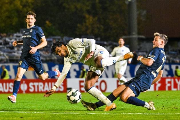 GER, DFB Pokal, FV Illertissen vs 1. FC Magdeburg 29.10.2025, Voehlinstadion, Illertissen, GER, DFB Pokal, FV Illertissen vs 1. FC Magdeburg, im Bild Yannick Glessing (Illertissen, 7) trennt Rayan Ghrieb (Magdeburg, 29) fair vom Ball
